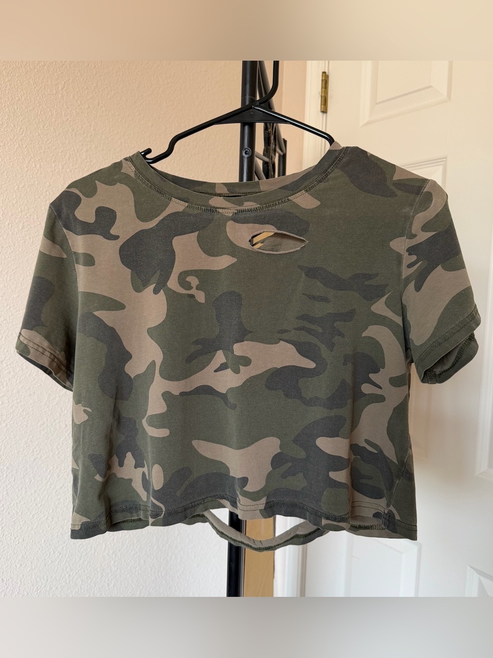 women’s small short-sleeve camo crop top with cutouts military punk grunge y2k